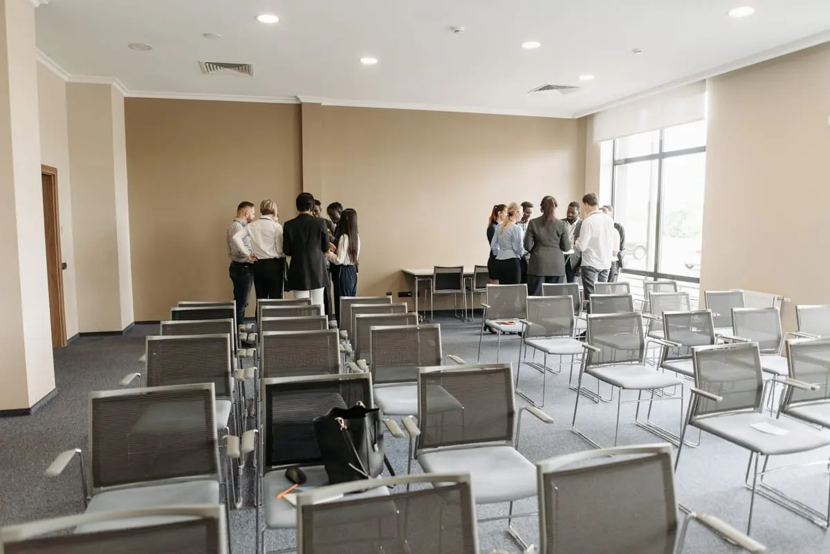 Administradora gestionando una comunidad de condominio